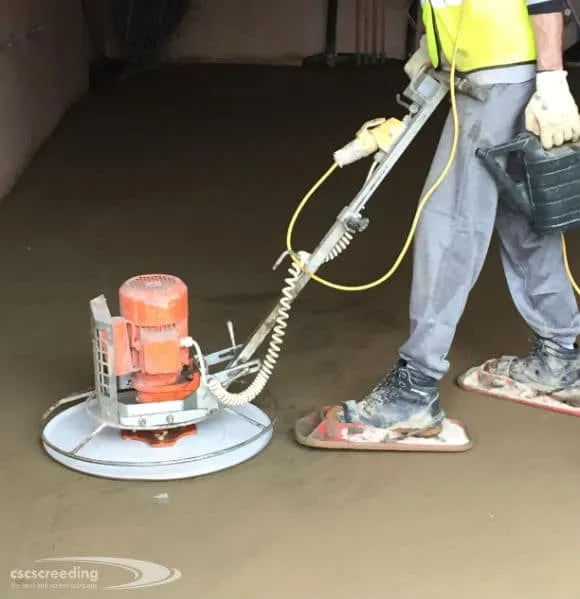 Power floating screed for a smooth finish